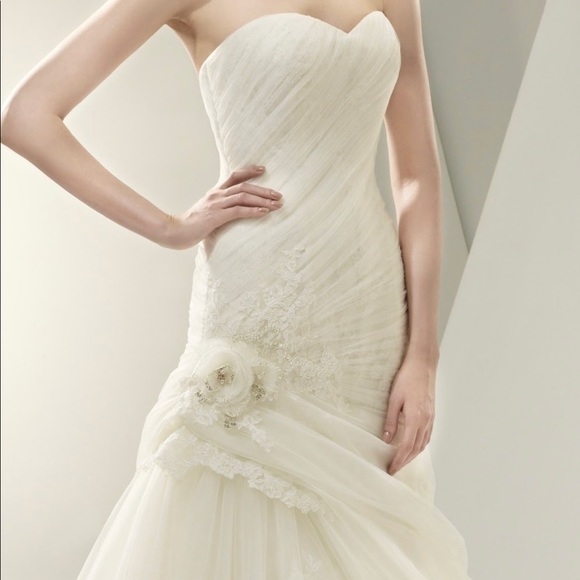 Ivory Enzoani Wedding Gown - Picture 3 of 12